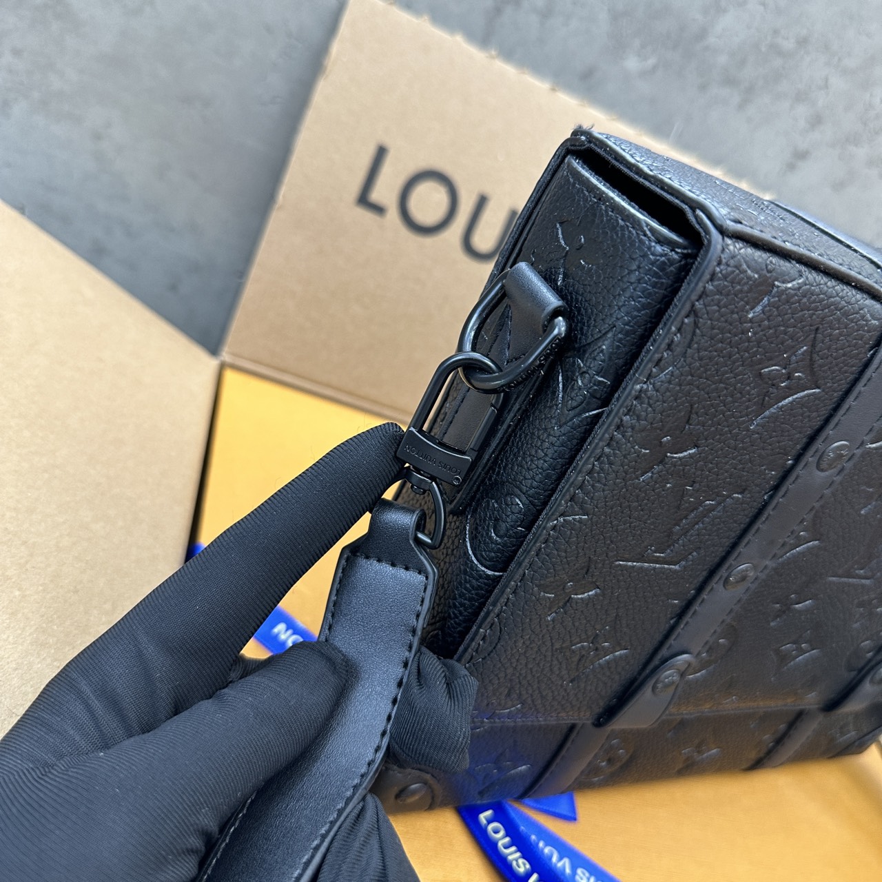 Túi đeo chéo Louis Vuitton LV Đen họa tiết hoa vân dập chìm nắp gập size 24x18x5.5cm Like Auth on web fullbox bill thẻ PLD